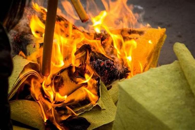 七月十五在路口给死去的老人祭钱,她们咋就能收到