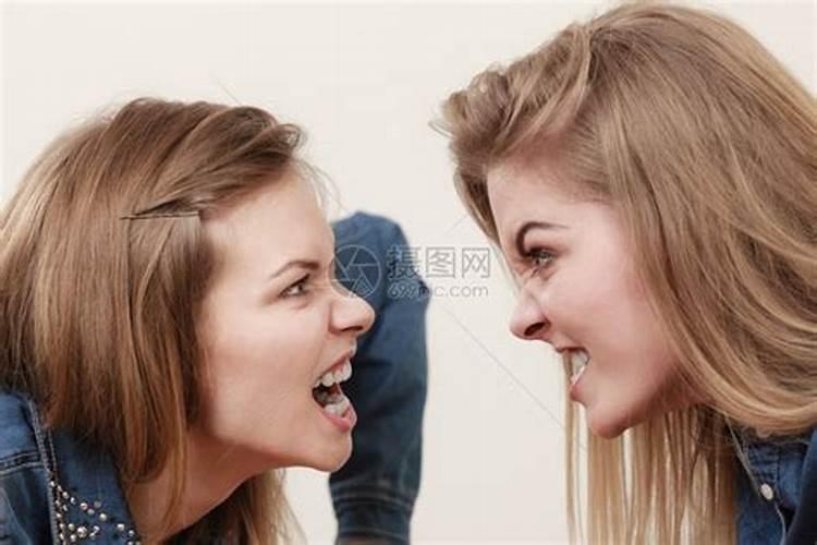 梦见两个女人喜欢自己