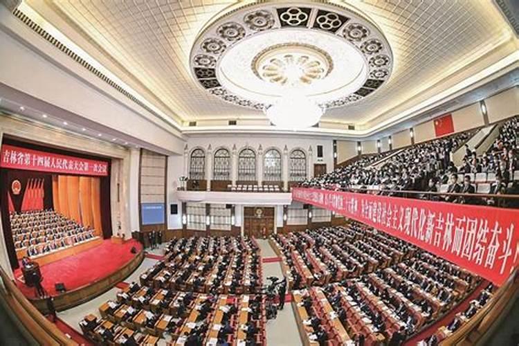 孕妇梦见很多人坐在很大会场里