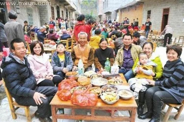 梦见兄弟姐妹一起吃饭的预兆