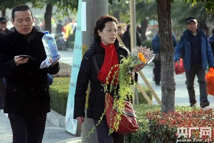这所中学的学生徒步108里为烈士扫墓,他们这种行为是否值得效仿？百度...