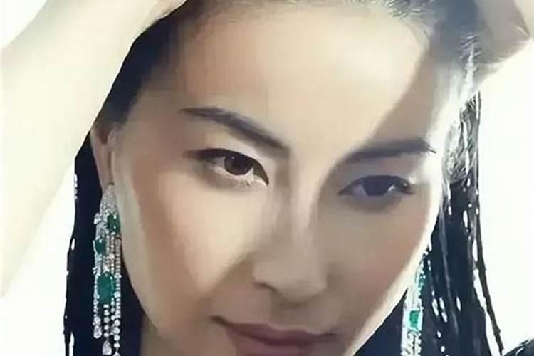 他“假戏真做”占女星便宜,与周星驰老死不相往来,如今无戏可演,他...