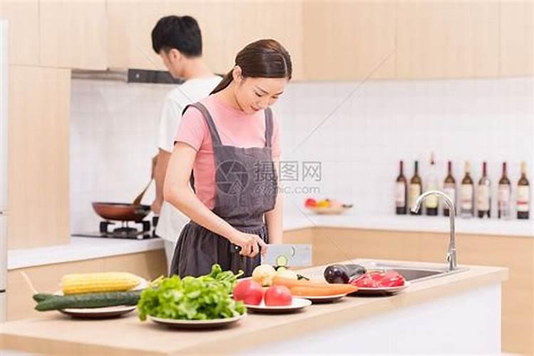 梦见家里来了几个陌生人忙做饭的预兆