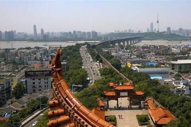 以下哪个地区的人们在冬至时会吃汤圆？ a.江苏 b.浙江 c.福建 d.台湾...