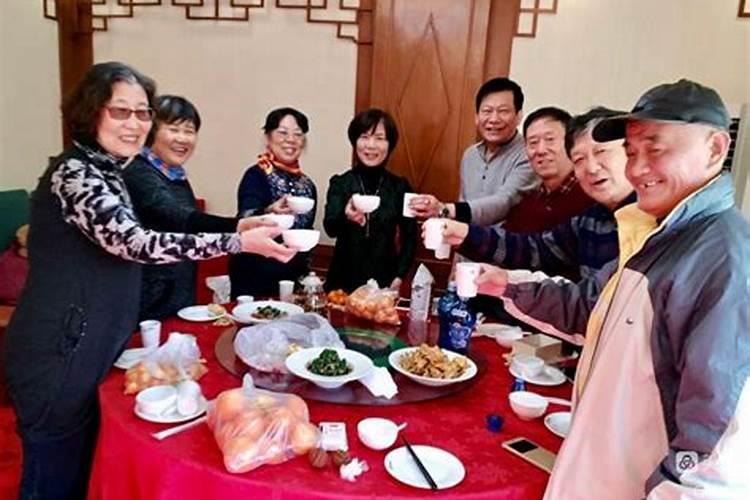 梦见回老家见到朋友及亲人是什么意思 梦见回老家见到朋友及亲人的含义...