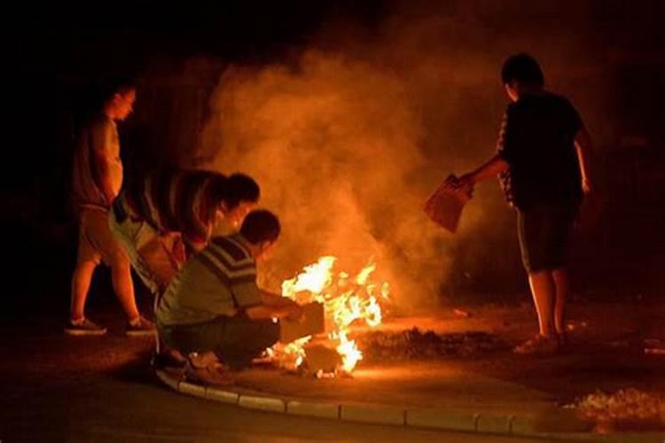 七月十五能在坟前给祖先烧纸钱吗？