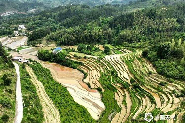 我的户籍是江西吉安市遂川县禾源镇的, 该如何办理护照？ 价钱大概多少...