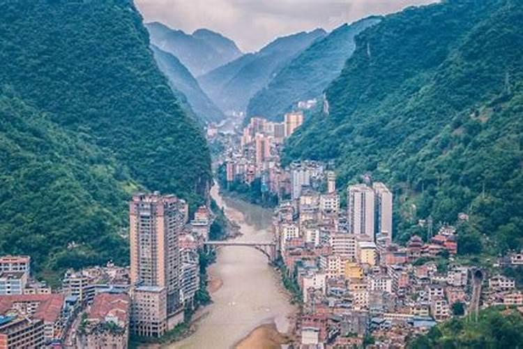 生病的人可以去给自己的父母上坟吗？