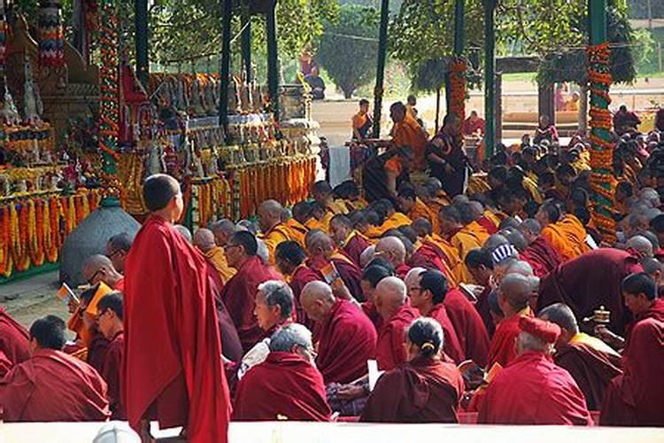 现在农村经常有人宣扬佛教,到人家家里去做佛事,祭拜菩萨祭拜祖宗。这算...