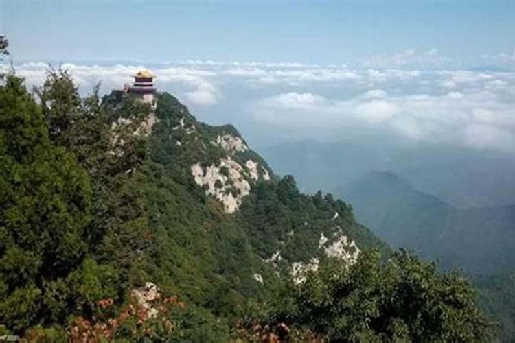 风水讲房子靠近山是硬伤还是有靠山？
