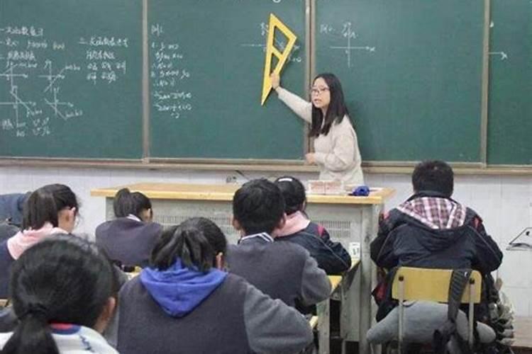 老话说:男子难逢初一,女子难逢月半。什么意思？