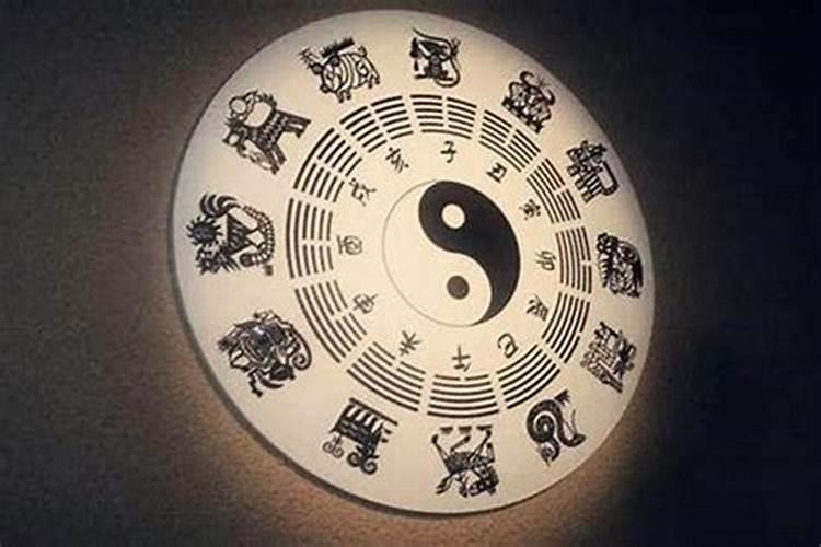 清明节上坟带什么花束 清明节上坟的花放边上还是放坟头上