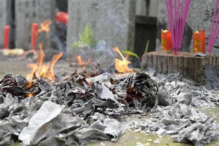 听说老人去世不足一年,7月15不能去墓地烧纸,是所谓的不能烧“节令纸...