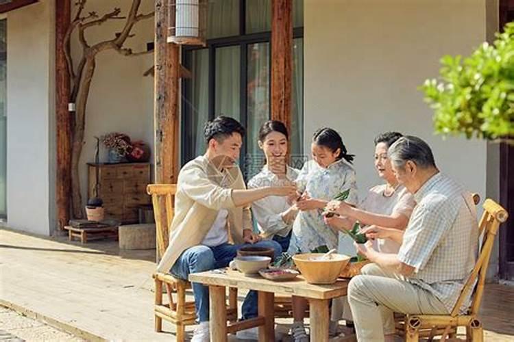 女人梦见亲戚家人相聚在一起