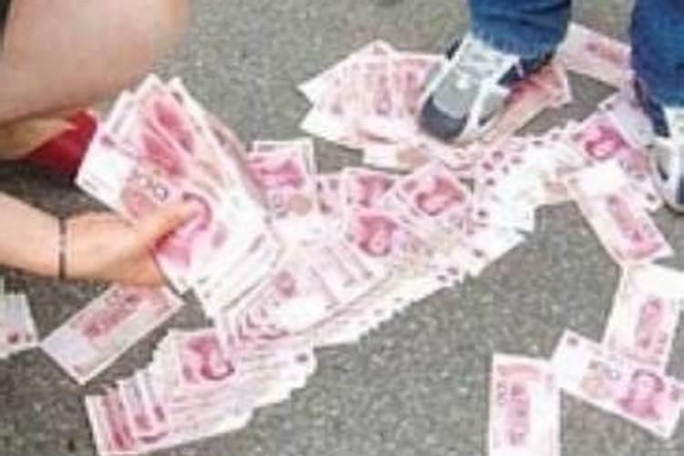 梦见姐姐给我很多钱的预兆