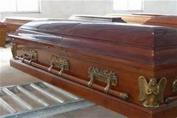 梦见棺材和死人抬到家里是什么意思？