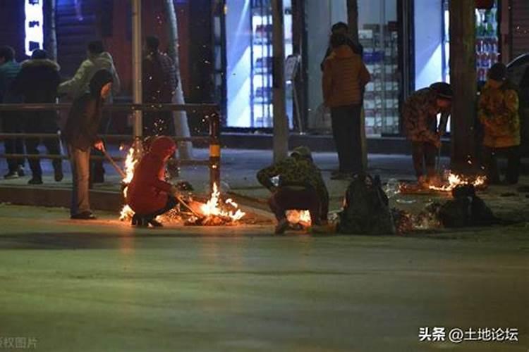 七月十五烧纸在家前还家后院子里能不能烧？
