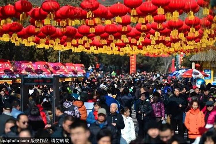 梦见好多人在一起看热闹 过多猜疑不是好事