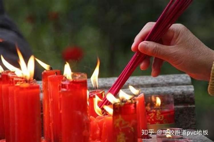 梦见和亲人们一起进庙烧香的预兆