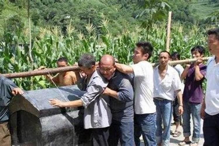梦见有人抬死人上山下葬的预兆