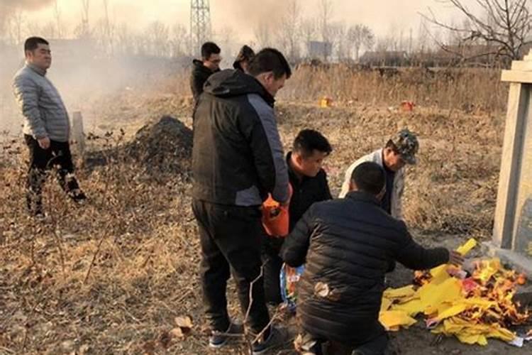 梦中听到奶奶死亡的消息,回家看到大大棺材的一角