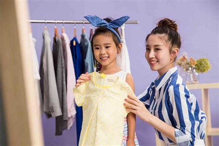 梦见妈妈给一大笔钱让我买衣服的预兆