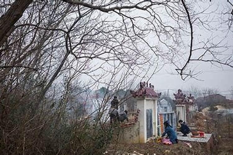 4月初想去新疆旅游,也就是清明节,那时候新疆有什么好玩的地方？要风景...