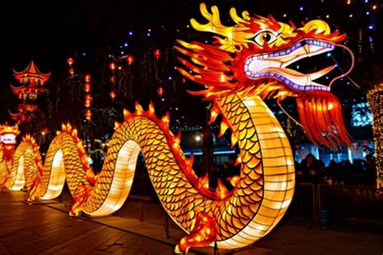 ...从春节到元宵灯节,我国广大地区都有耍龙灯的习俗。龙