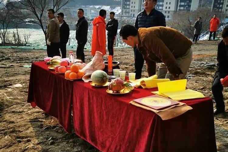 女人梦见很多坟墓是什么征兆？