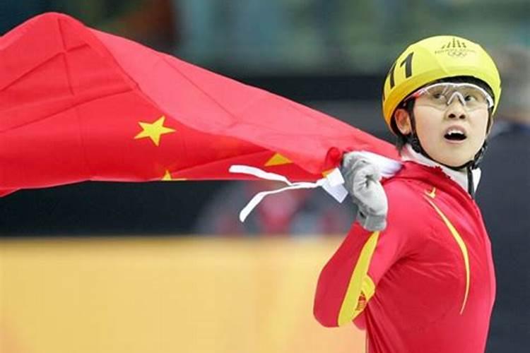 外国运动员带灯笼回家,你能理解运动员的这一行为吗？
