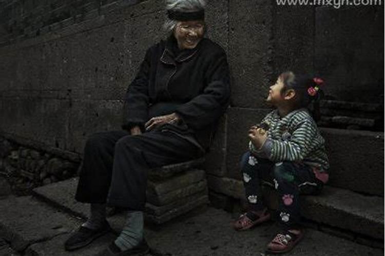 梦见死去的奶奶一起生活的预兆