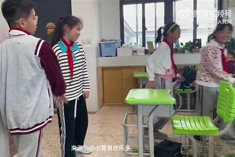 梦见喜欢的男同学转学又又转回来了？