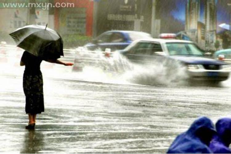 做梦梦见闷热的天突然下大雨,有什么预兆吗