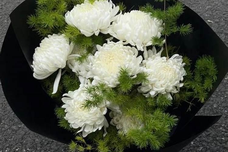 清明节上坟带什么花束 清明节上坟的花放边上还是放坟头上