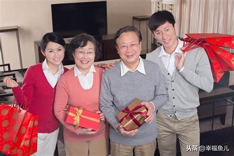 去女方家拿生辰八字需要什么人去!要摆酒吗？送什么？