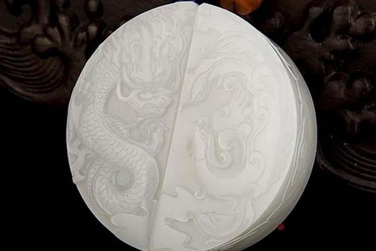 龙凤呈祥和田玉玉牌的寓意