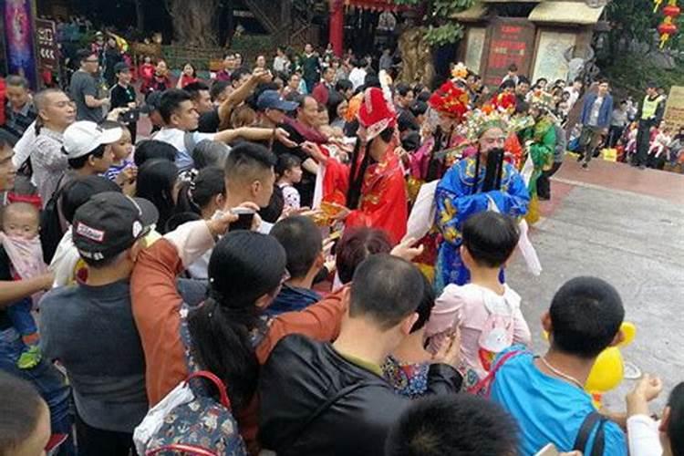 亲属卡发的红包没领退回哪里