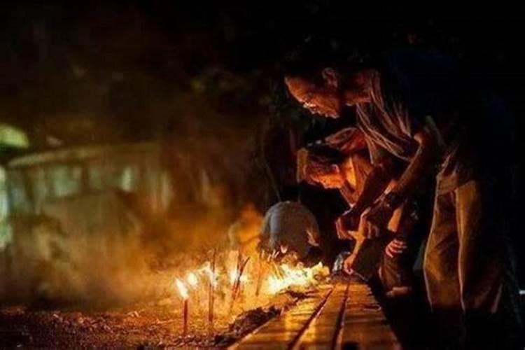 给亡去的人烧纸,是白天烧好,还是夜里烧好。请告知。