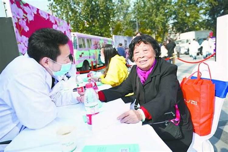 重阳节那天乐乐一家三口请爷爷奶奶去吃自助餐成人每位80元儿童半价餐...