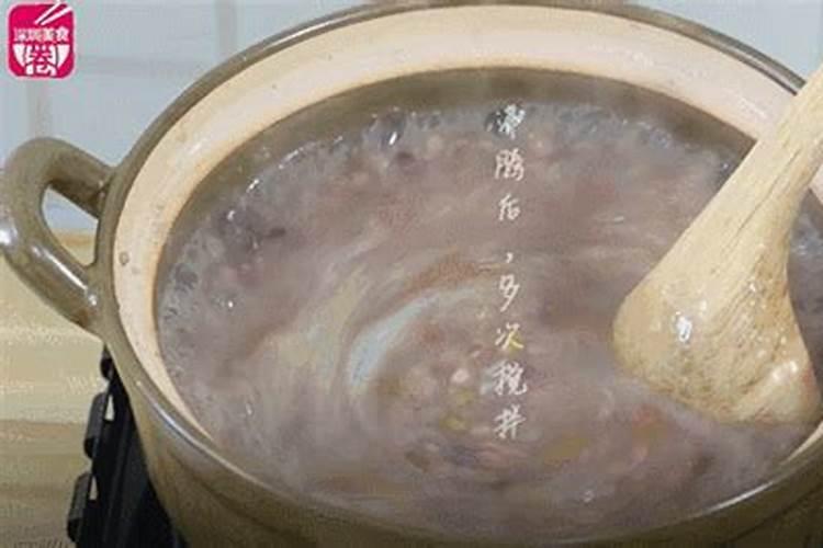 沈从文的腊八粥中为什么要将八儿的猜想重复两遍？