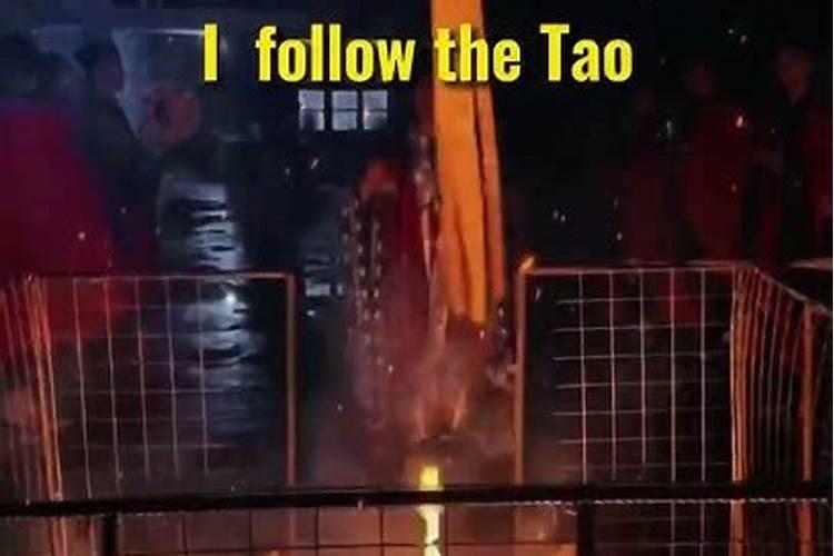 为什么说中元节烧纸钱必须在十字路口？