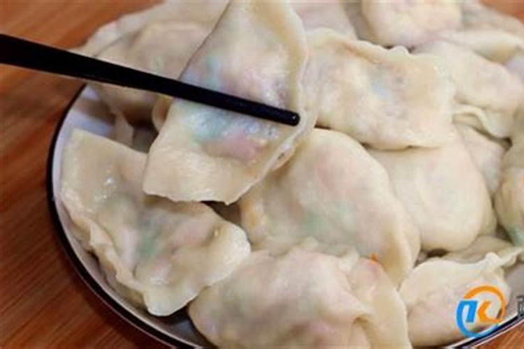...月一号去世的 4号我在家吊孝 晚上梦见姥姥给我表姐钱 是彩纸剪成...