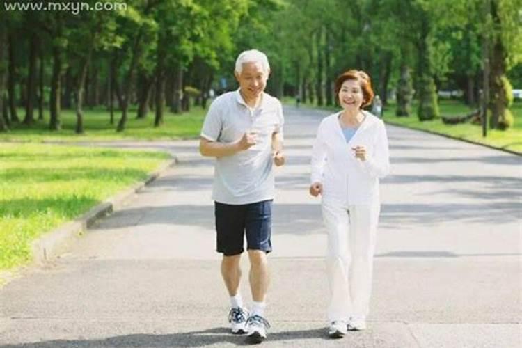 我男朋友竟然说我们八字不合,要跟我分手,我该怎么办？