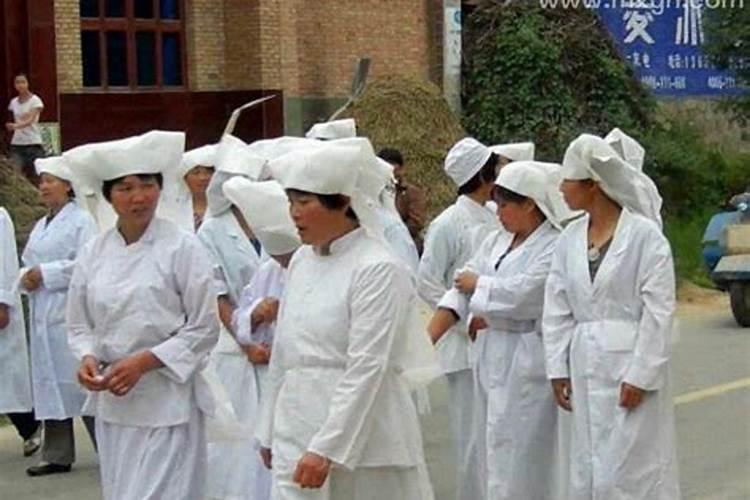 梦见穿孝衣服的好多人的预兆