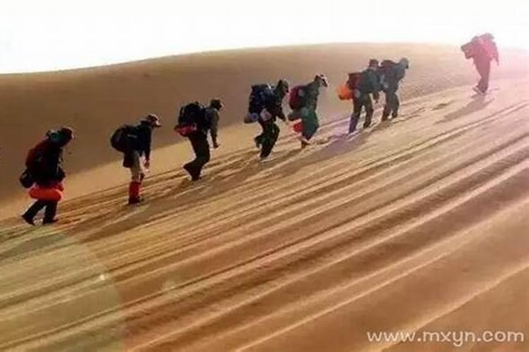 梦见老公父亲我们一起走上坡路 中间有人打扰最后还是走上去了