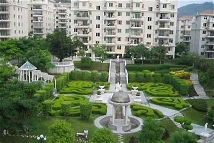 住宅小区在两山之间(一东一西),有河流,这样的住宅风水怎样？