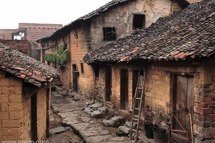 梦见多年的老房子住着两个女人和两个墓地
