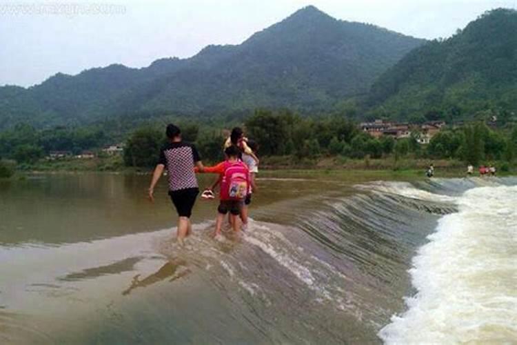 女人梦见趟水过河预示着什么