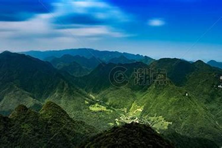梦见要落的太阳照着大山发红是怎么回事