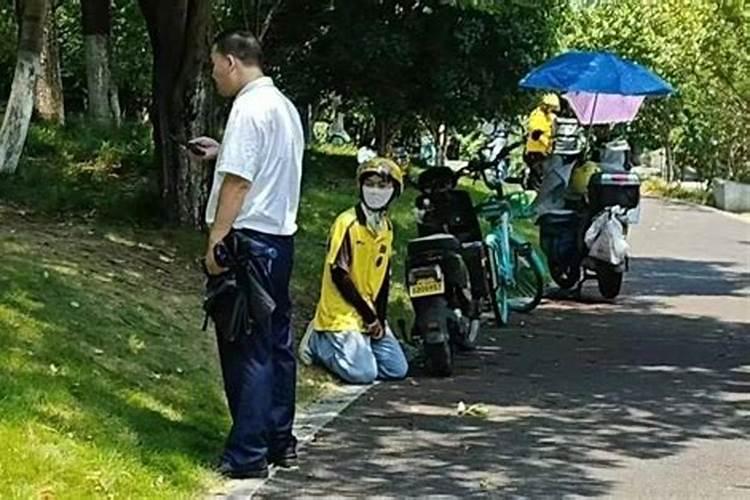 小明的爷爷2013年63岁,可是只过了15个生日.想一想这是怎么回事？他出生...